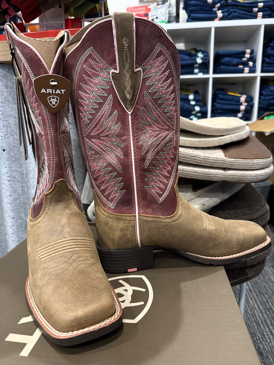 Ariat - Round Up Ruidoso Wide Square Toe Western Boot in Brown Bomber/Dusty Rose